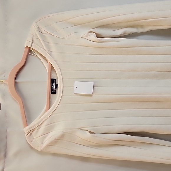 Freshman Womens Long Sleeve Sweater Cream Fitted Round Neckline Medium NWT - Picture 3 of 6